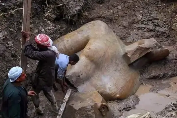 estátua gigante encontrada no Egito